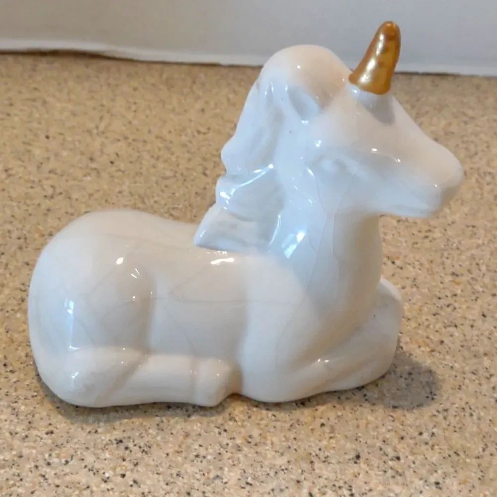 👍 Baby Unicorn Figurine. C2